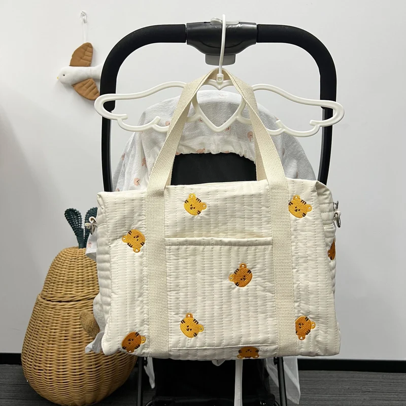 Gestepptes wandelbare Wickelrucksack mit gesticktem Tierapplikation und Kinderwagenhaken