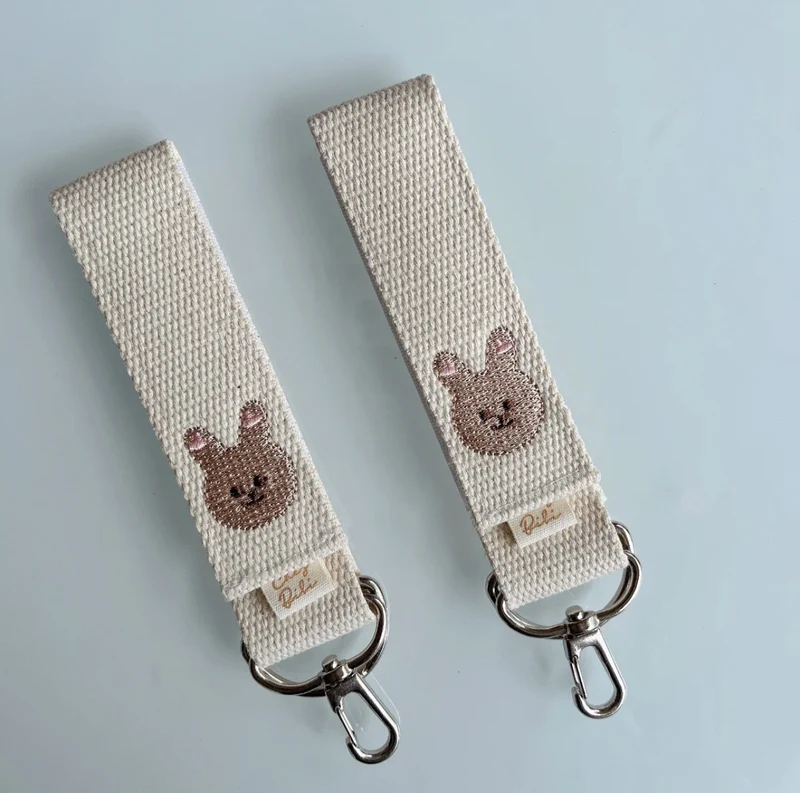 Gewebtes Schlüsselband mit gesticktem Bärenmotiv und drehbaren Metallclips