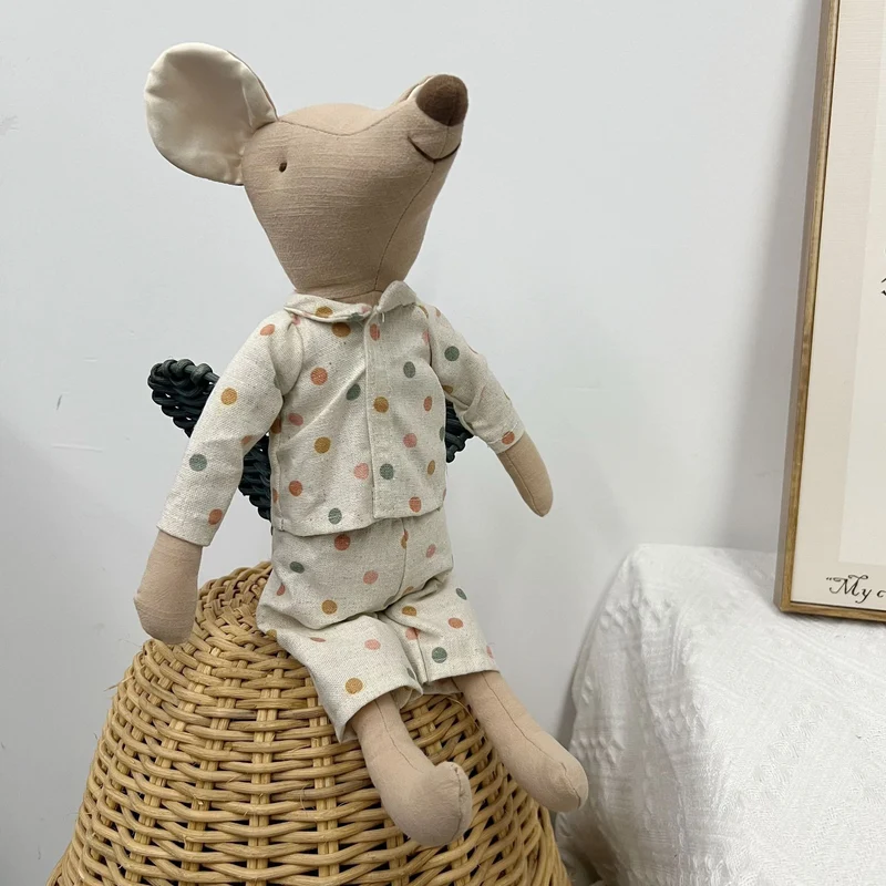 Handgefertigte Maus-Plüschpuppe aus Leinenmischung mit karierter Latzhose