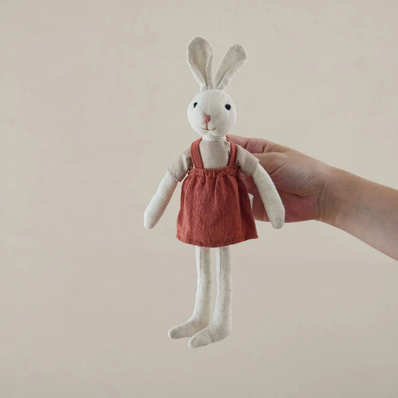 Handgefertigte Plüsch-Häschenpuppe mit floppy Ohren, gesticktem Gesicht und karierter Latzhose