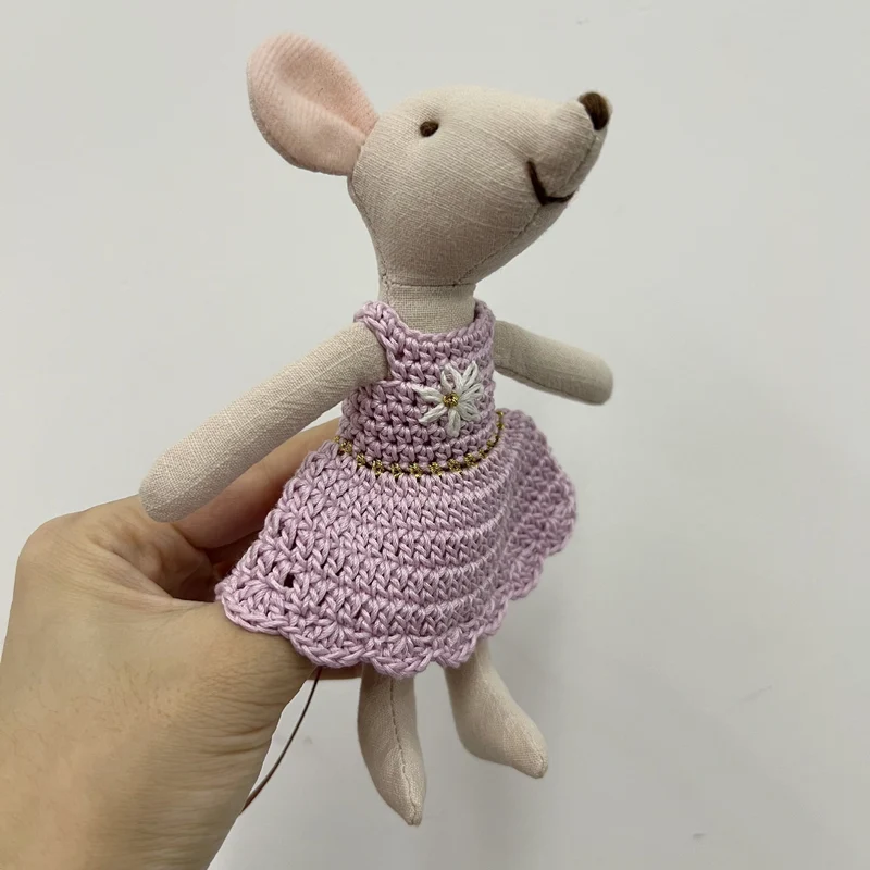 Handgefertigte Baumwollplüschmaus Puppe mit gehäkeltem Kleid