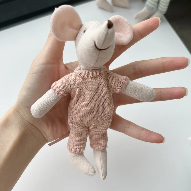 Handgefertigte Baumwollplüschmaus Puppe mit gehäkeltem Kleid