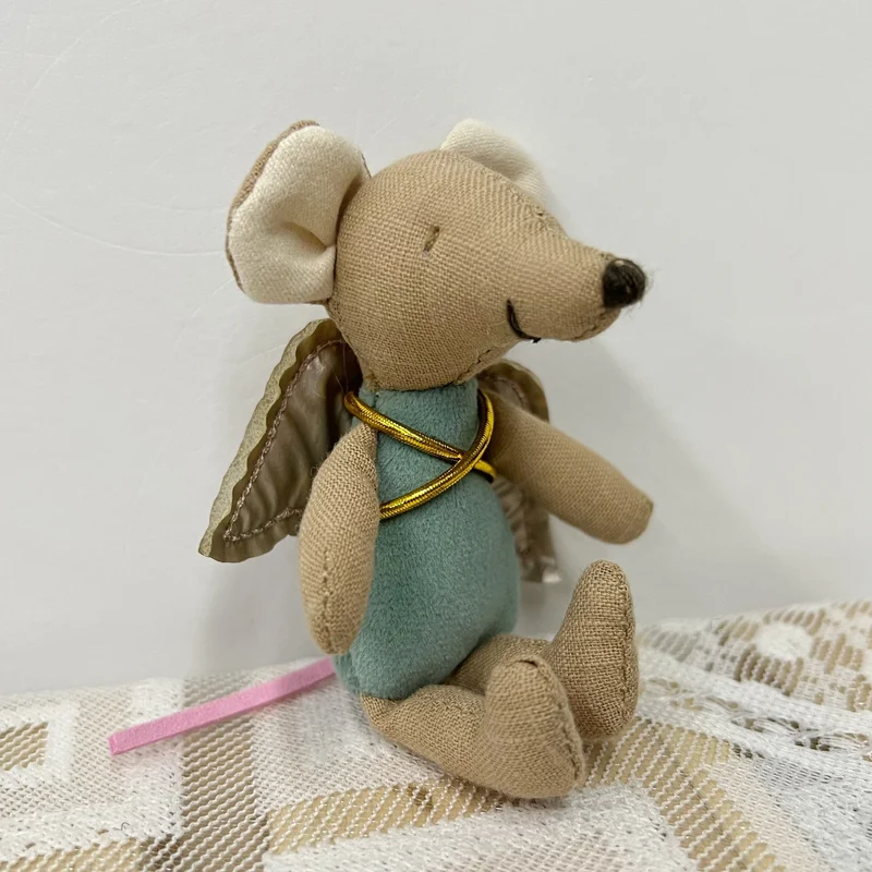 Handgefertigte Baumwollplüschmaus Puppe mit gehäkeltem Kleid