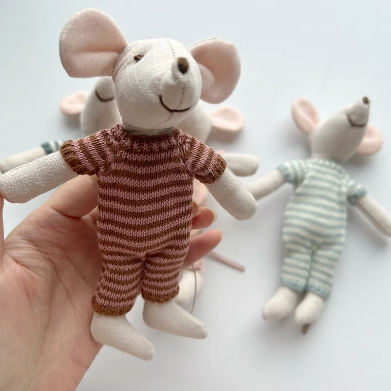 Handgefertigte Baumwoll-Plüschmaus Puppe mit gehäkeltem Kleid