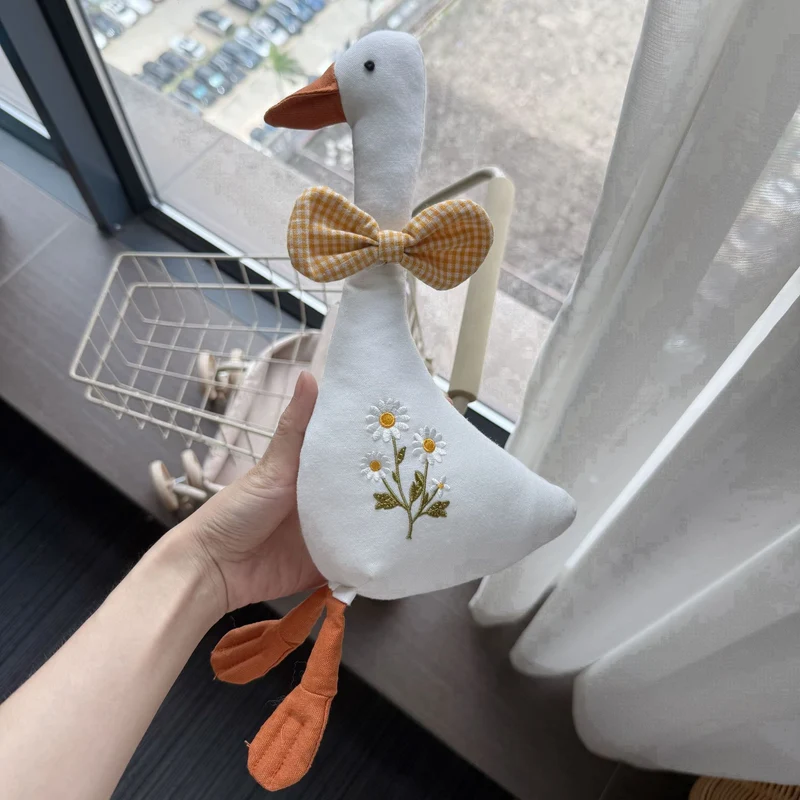 Handgefertigte Baumwolle Maus Puppe mit gehäkeltem Blumenkleid