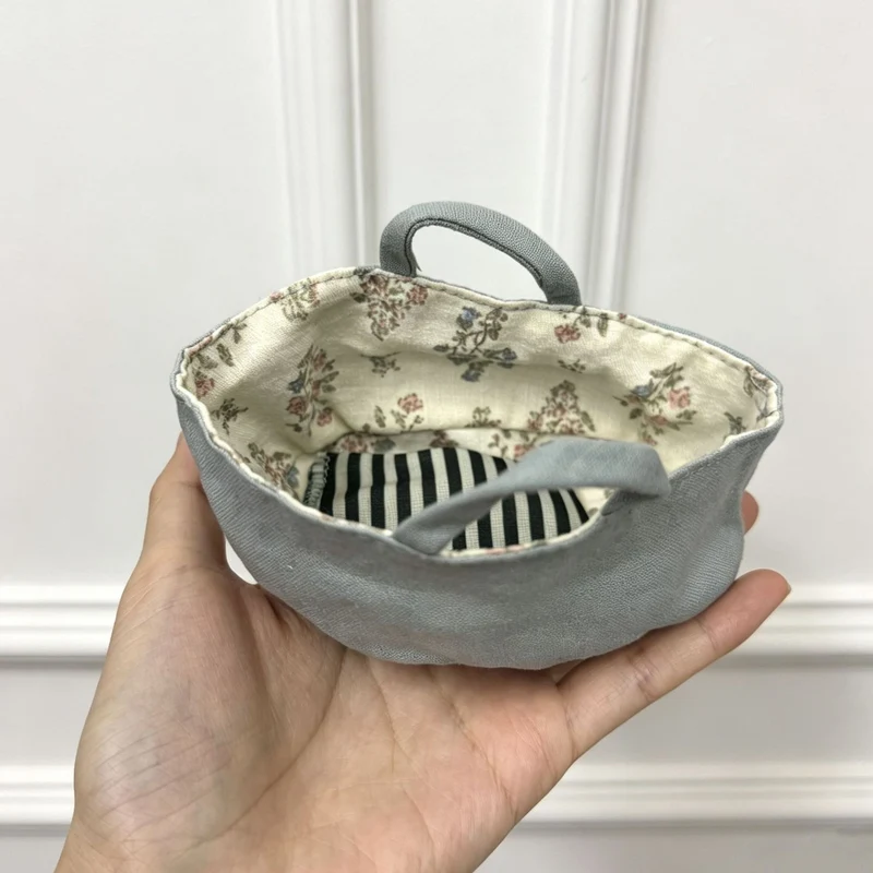 Handgefertigte Baumwolle Maus Puppe mit gehäkeltem Blumenkleid