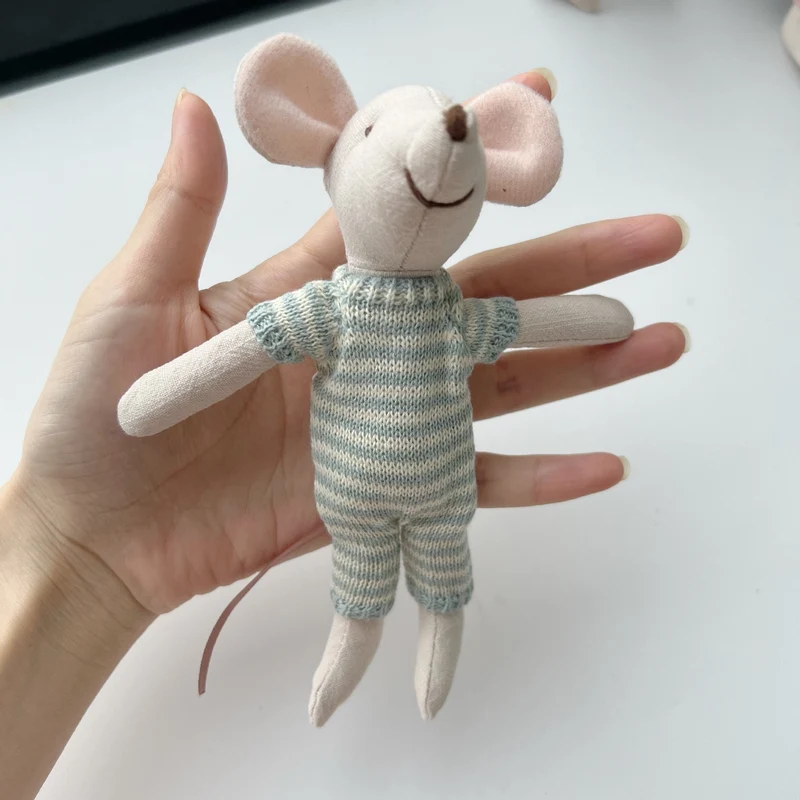 Handgefertigte Baumwolle Maus Puppe mit gehäkeltem Blumenkleid