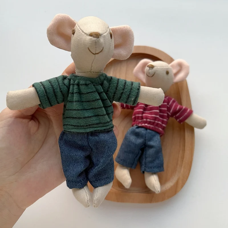 Handgefertigte Baumwolle Maus Puppe mit gehäkeltem Blumenkleid
