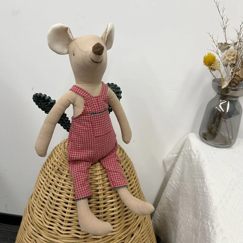 Handgefertigte Baumwolle Maus Puppe mit gehäkeltem Blumenkleid