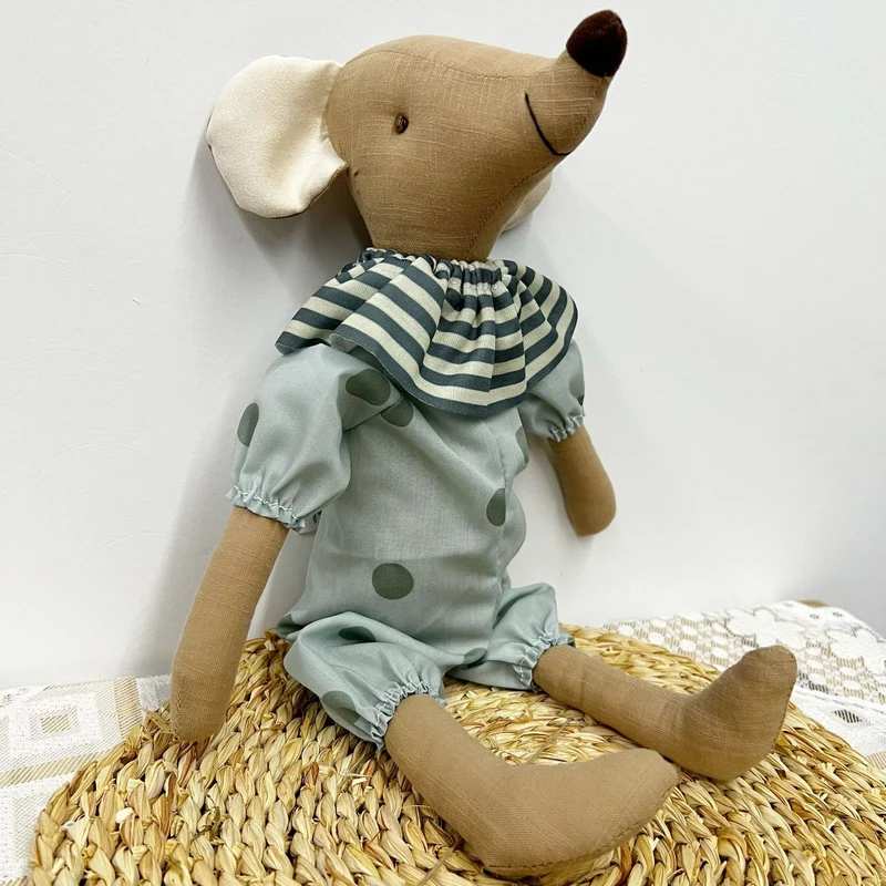 Vintage-inspirierte genähte Leinen-Elefant-Plüschpuppe mit gepunktetem Kleid