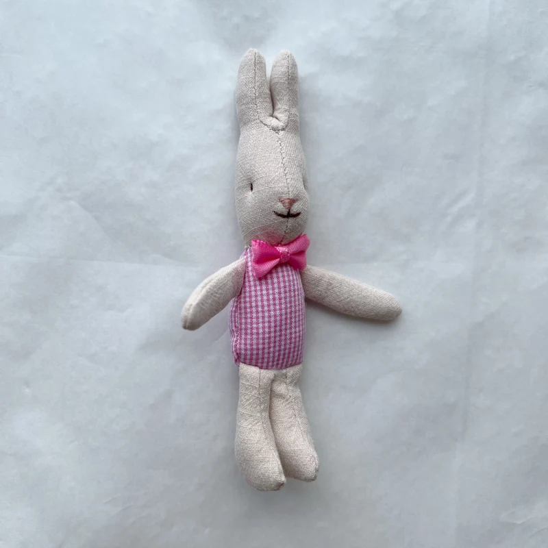 Handgenähte Leinen-Hasen-Schnuffeltuch-Puppe mit Karo-Taschenkleid