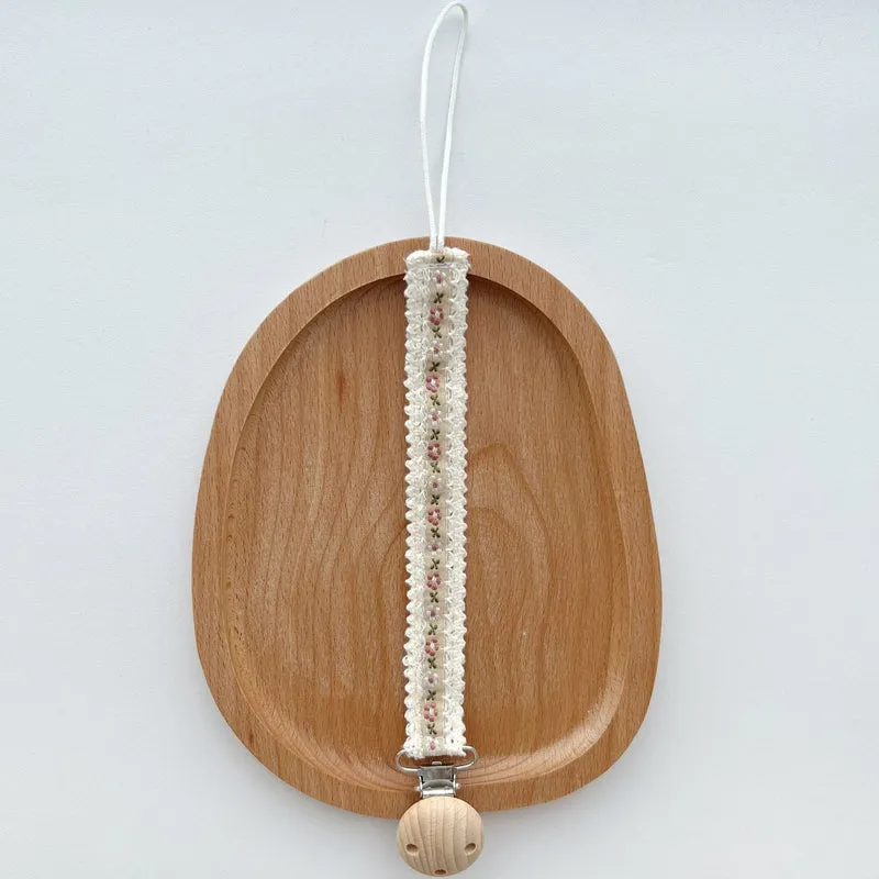 Blumenbestickte Spitzen-Schnuller- und Beißring-Holzklammer