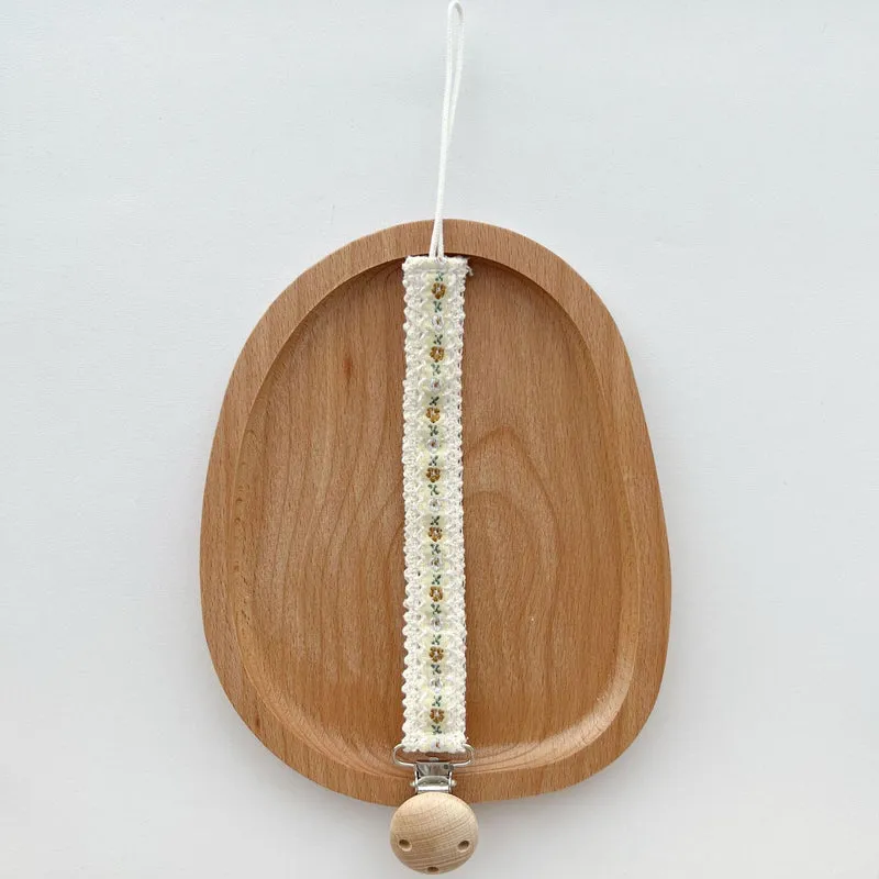 Blumenbestickte Spitzen-Schnuller- und Beißring-Holzklammer