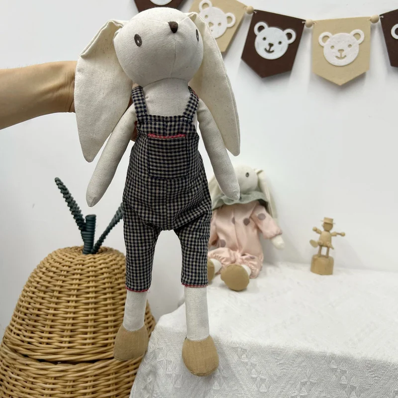 Weiche Vintage-Stil Langohren Stoffkaninchen Puppe in Karierter Latzhose