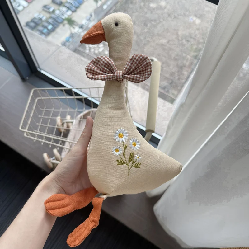 Weicher langbeiniger Leinen-Hase-Plüsch mit kariertem Kragen und gerüschten Latzhosen