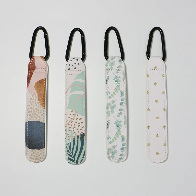 Gemusterter Kunstledergurt mit Metallkarabinerbefestigung