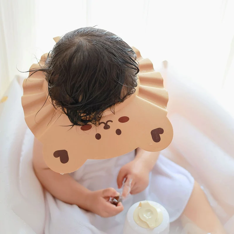 Kinderverstellbarer Shampooschutz mit Tiergesicht und Rüschensaum