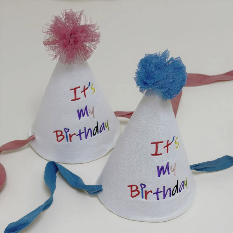 Bestickte Baumwoll-Geburtstags-Tüten-Party-Haube mit Tüll-Pom und Bandbändern