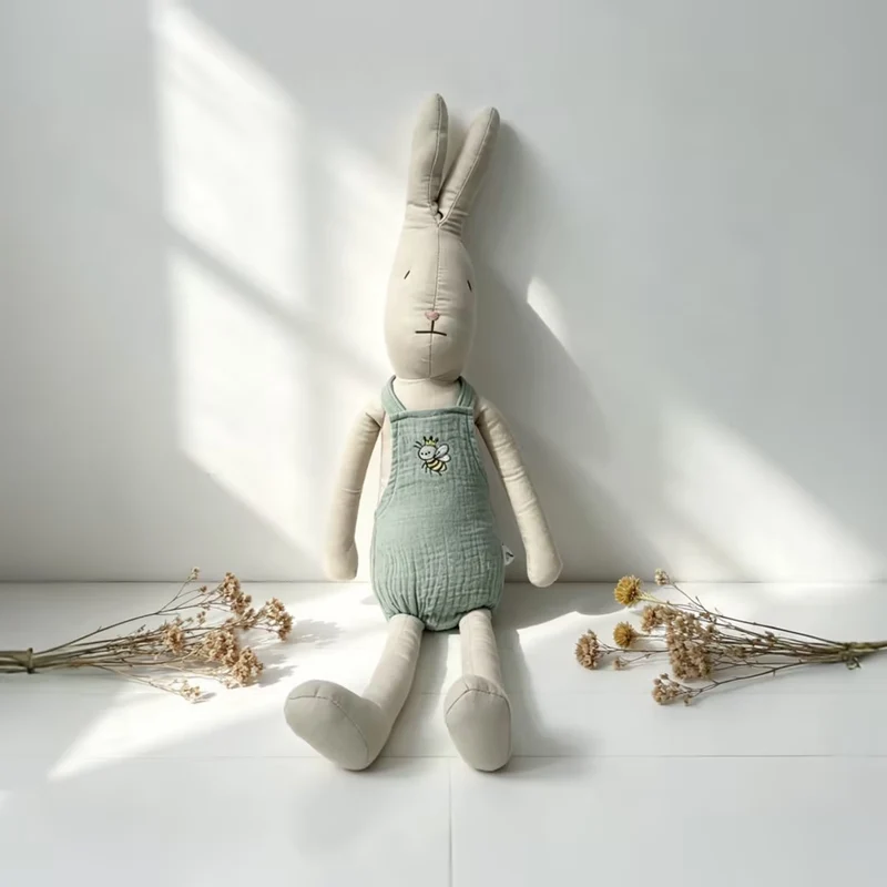Plüsch-Langohren-Hasenpuppe mit Musslin-Overall