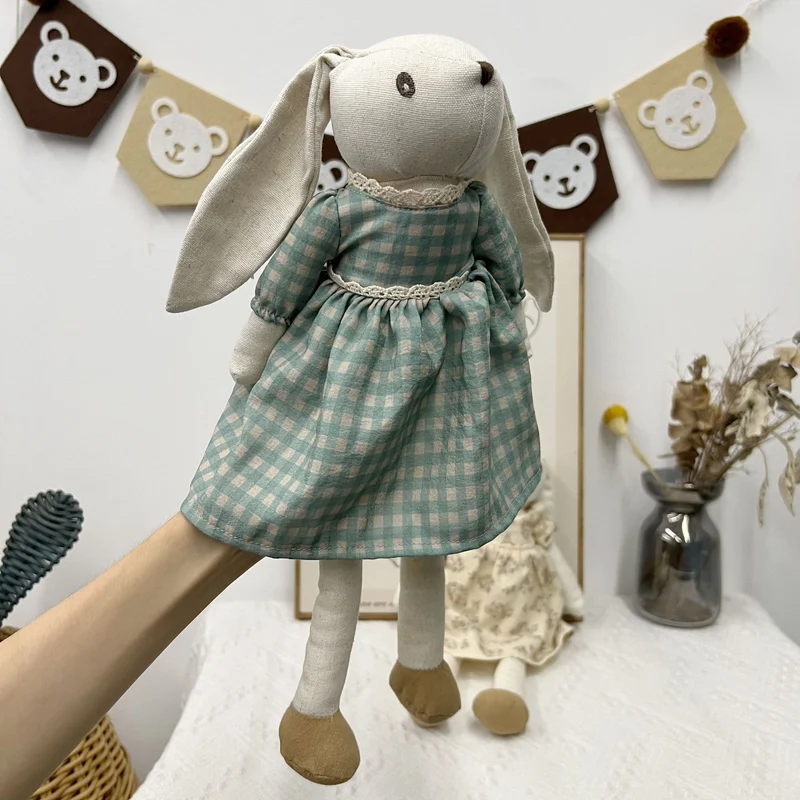 Plüsch-Leinen-Hasenpuppe mit langen Ohren, Fliege und abnehmbaren karierten Latzhosen