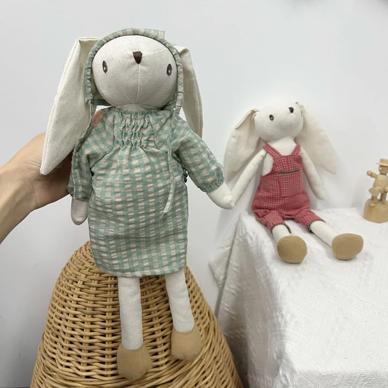 Plüsch-Leinen-Hasenpuppe mit langen Ohren, Fliege und abnehmbaren karierten Latzhosen