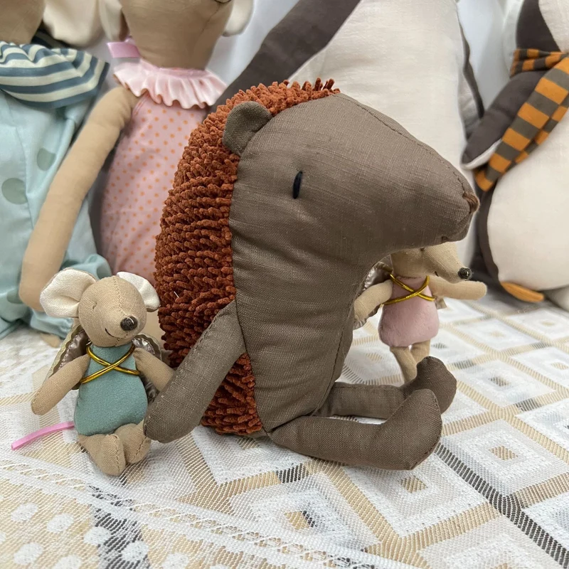 Plüsch-Igel-Handpuppe mit weichem Fell und gestickten Details