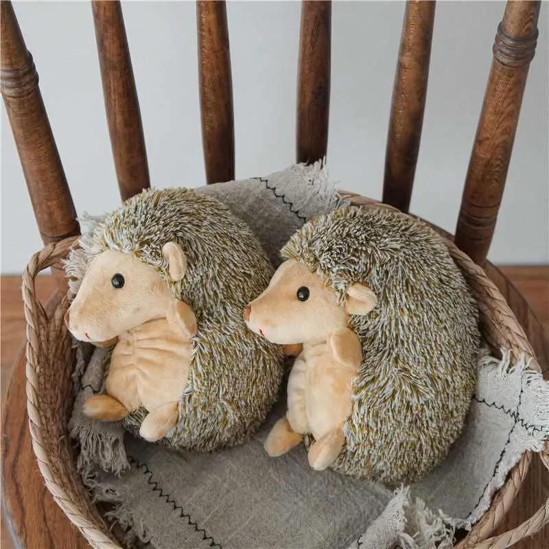 Plüsch-Igel-Kuscheltier mit strukturiertem Kunstfellrücken und samtiger Vorderseite
