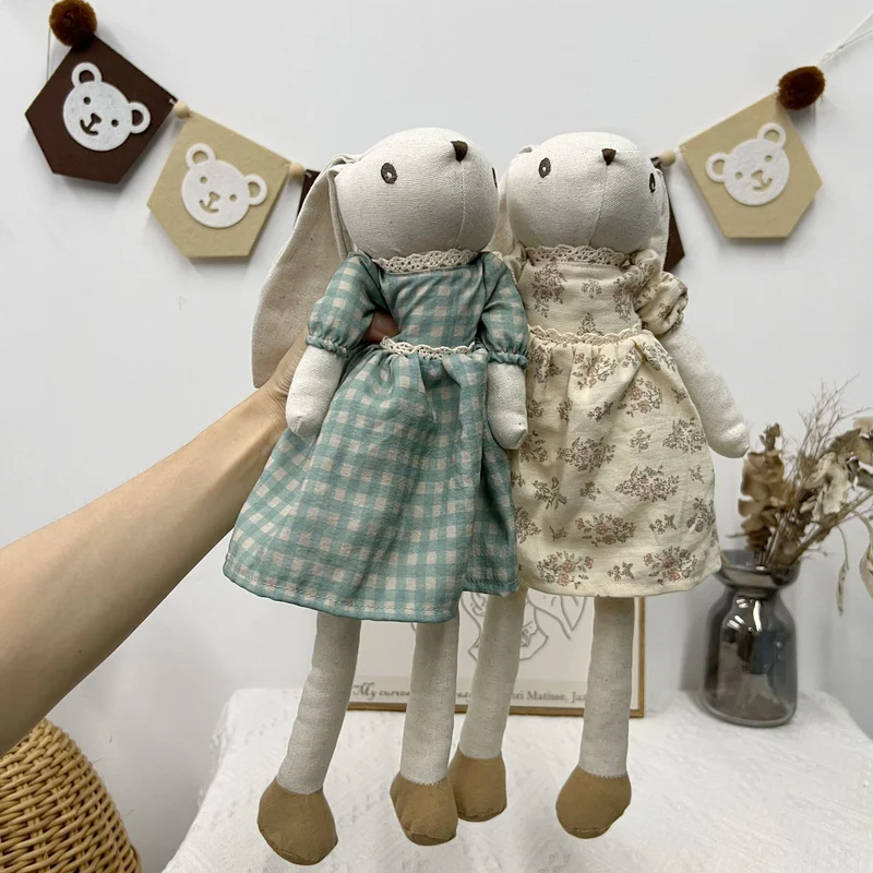 Weiche Leinenhase Puppe Paar mit abnehmbaren vintage-inspirierten Outfits