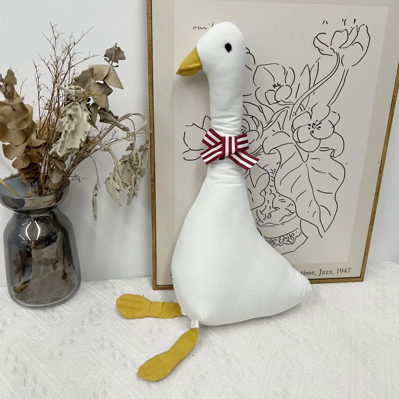 Übergroßes kissenpaar in gänseform mit gestreiftem band