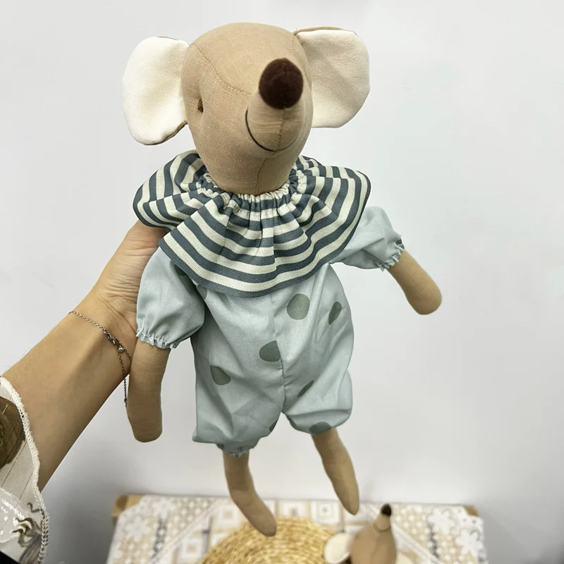 Handgefertigter Organic Cotton Langbein Bunny Plüsch mit besticktem Overall