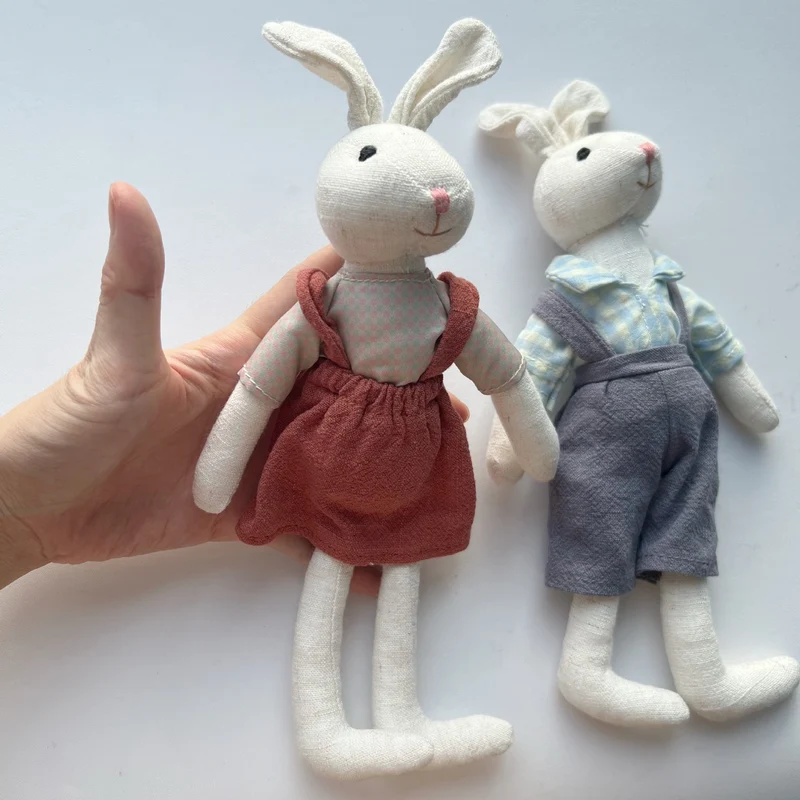 Handgemachte Bio-Baumwolle Hasen Plüschpuppen mit abnehmbaren Outfits