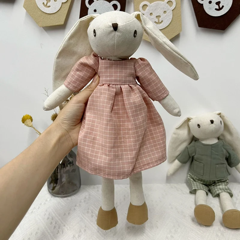 Handgemachte Bio-Baumwolle Hasen Plüschpuppen mit abnehmbaren Outfits
