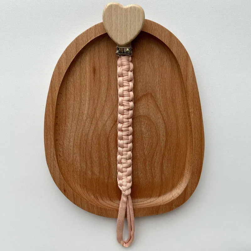 Geflochtener Stoff Schnullerclip mit Holzherz Sicherheitsklammer