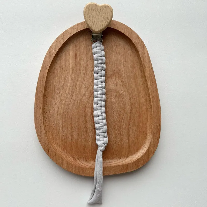 Geflochtener Stoff Schnullerclip mit Holzherz Sicherheitsklammer