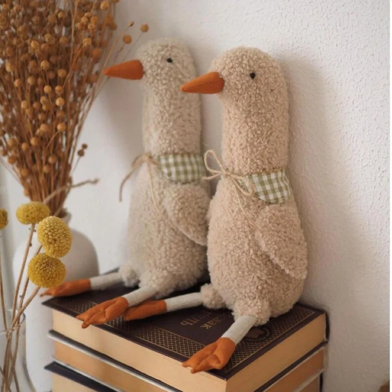 Plüsch Locken Fleece Gans Stofftier mit Gingham Halstuch