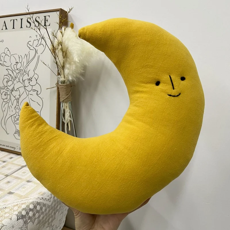 Plüsch Halbmond Dekoratives Kissen mit Besticktem Gesicht