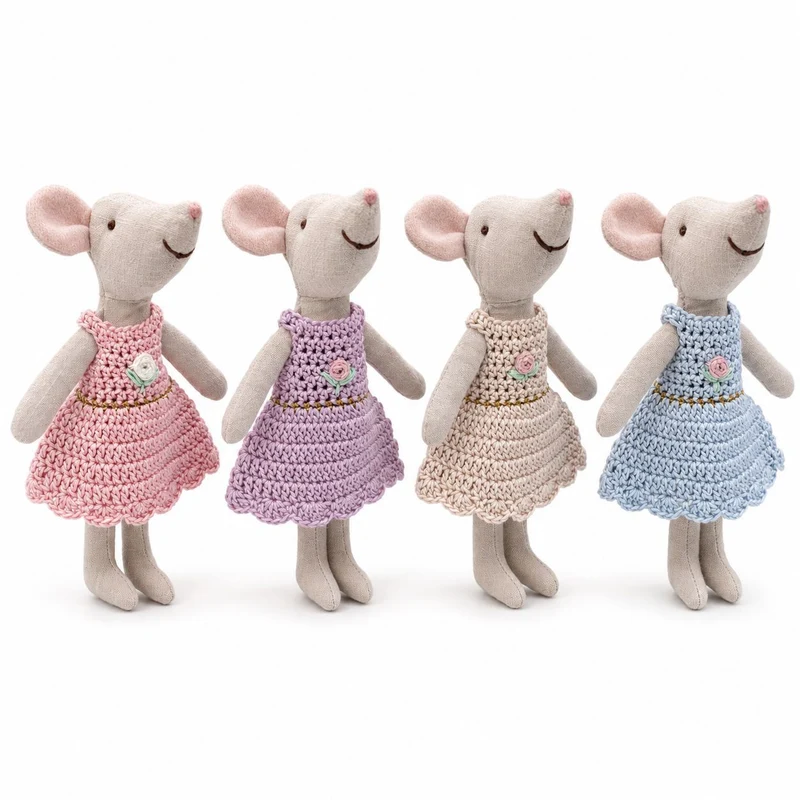 Handgemachte Leinenmaus Puppe mit gehäkeltem Kleid und bestickten Details