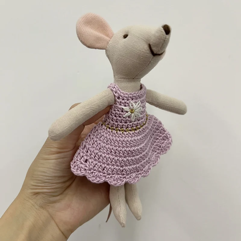 Handgemachte Leinenmaus Puppe mit gehäkeltem Kleid und bestickten Details