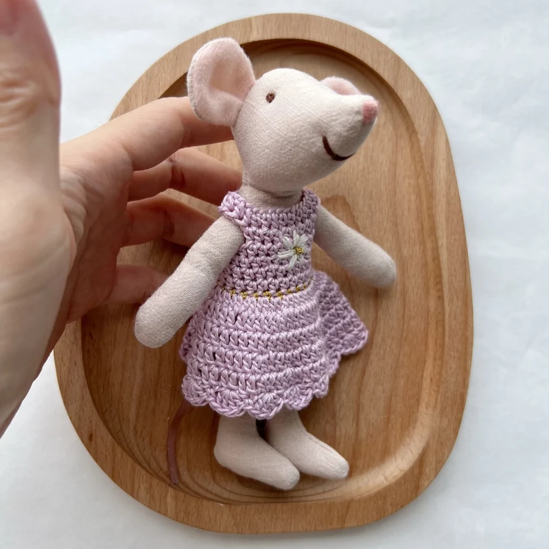 Handgemachte Leinenmaus Puppe mit gehäkeltem Kleid und bestickten Details