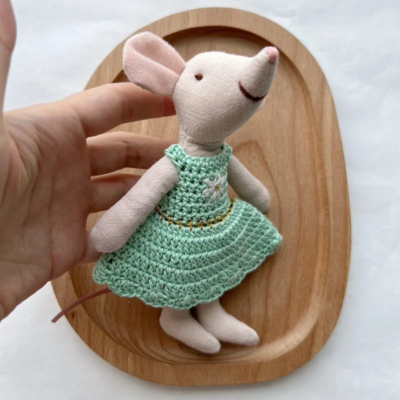 Handgemachte Leinenmaus Puppe mit gehäkeltem Kleid und bestickten Details