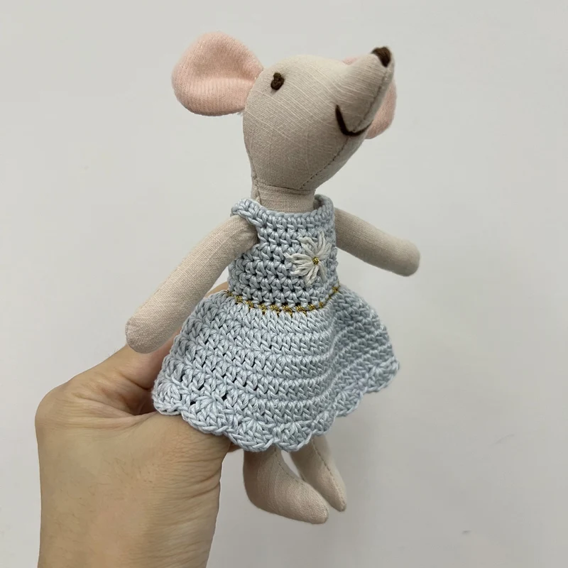Handgemachte Leinen-Hase Weiche Stoffpuppe mit besticktem Latzkleid