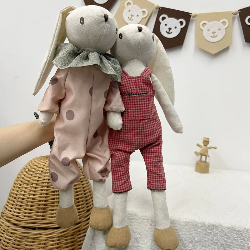 Handgefertigte Leinen-Hasenpuppe mit langen Ohren und Gingham-Latzhose