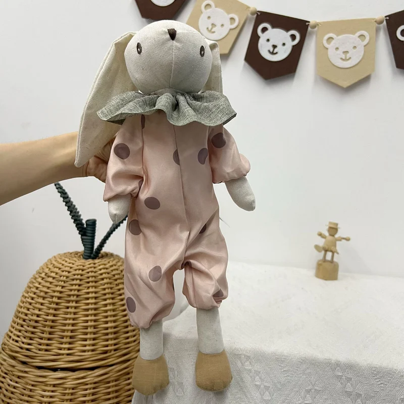 Handgefertigte Leinen-Hasenpuppe mit langen Ohren und Gingham-Latzhose