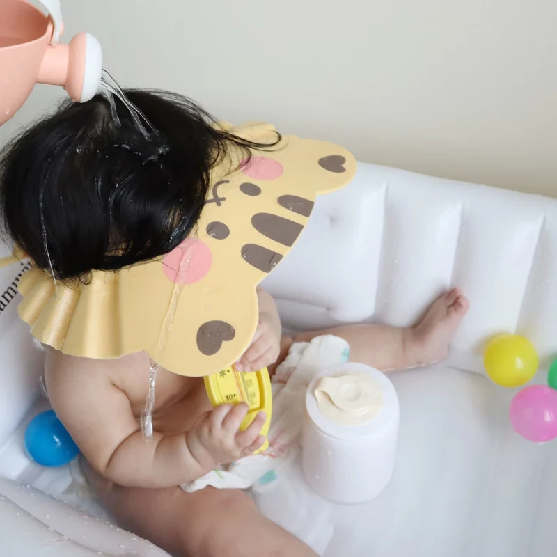 Verstellbare Shampoo-Rinse-Visier für Säuglinge mit schützendem Rüschenschild