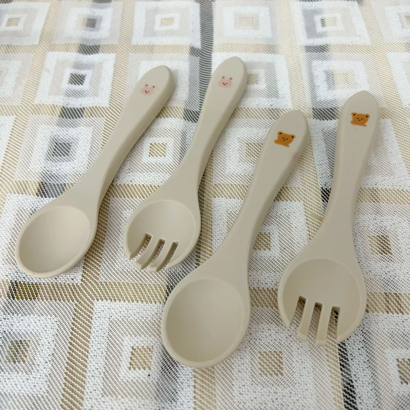 Silikon-Baby-Löffel- und Gabelset mit weichen, ergonomischen Griffen