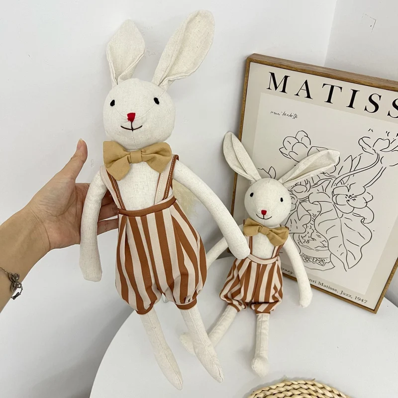 Langbeinige Organic-Leinen-Hasenpuppe mit bestickten Karotten-Latzhosen