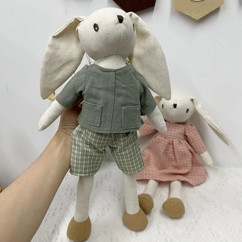 Langbeinige Organic-Leinen-Hasenpuppe mit bestickten Karotten-Latzhosen