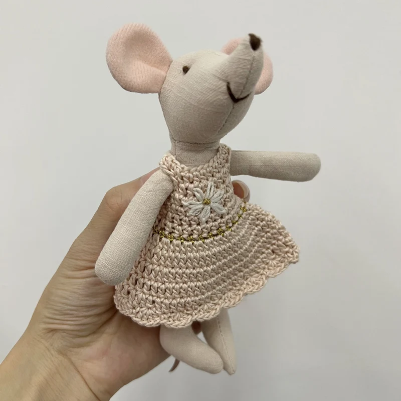 Handgemachte Leinenkaninchenpuppe mit kariertem Baumwollkleid