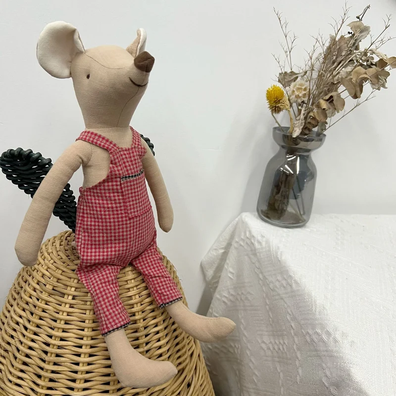 Handgemachte Leinenkaninchenpuppe mit kariertem Baumwollkleid