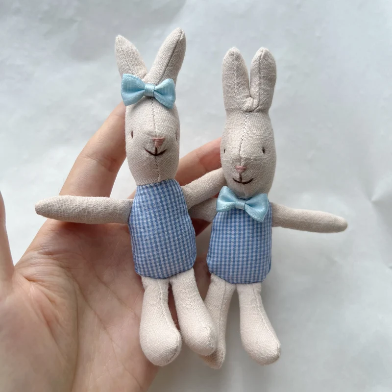 Handgemachte Leinen-Hase-Kuschelpuppe mit Karomuster-Outfit